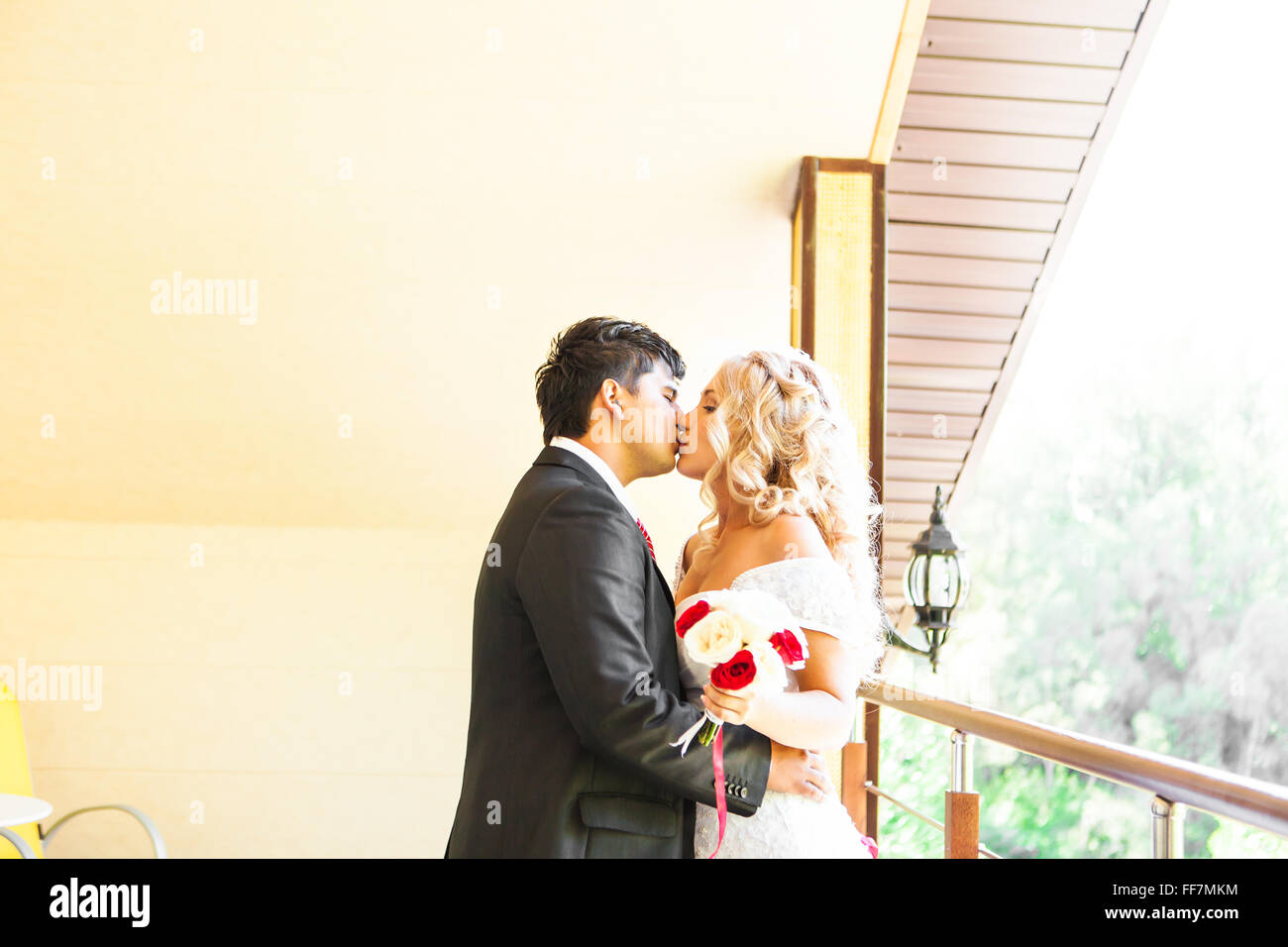 Wedding, Beautiful Romantic Bride and Groom Kissing and Embracing Stock ...