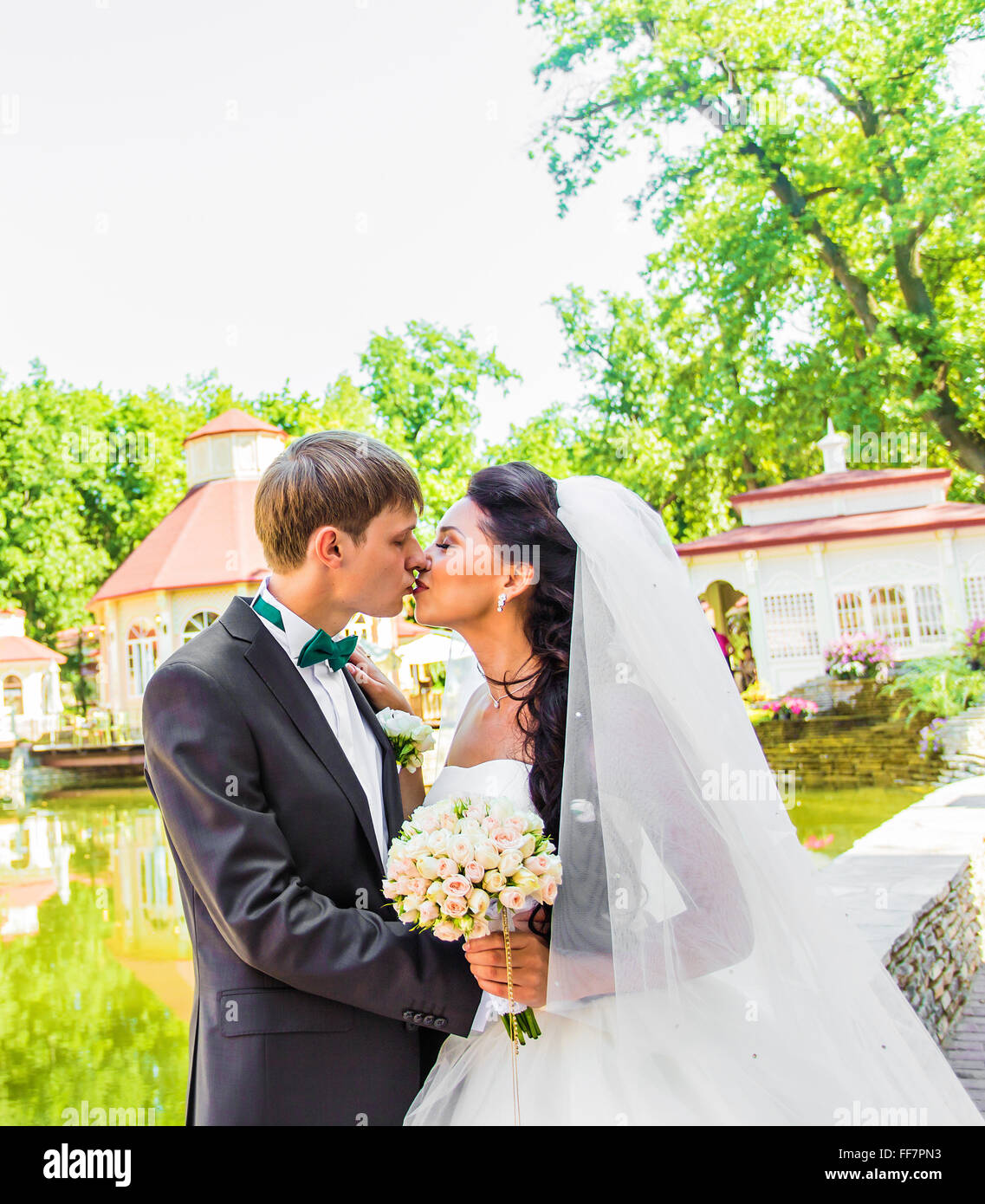 Groom kissing bride on their wedding day Stock Photo - Alamy