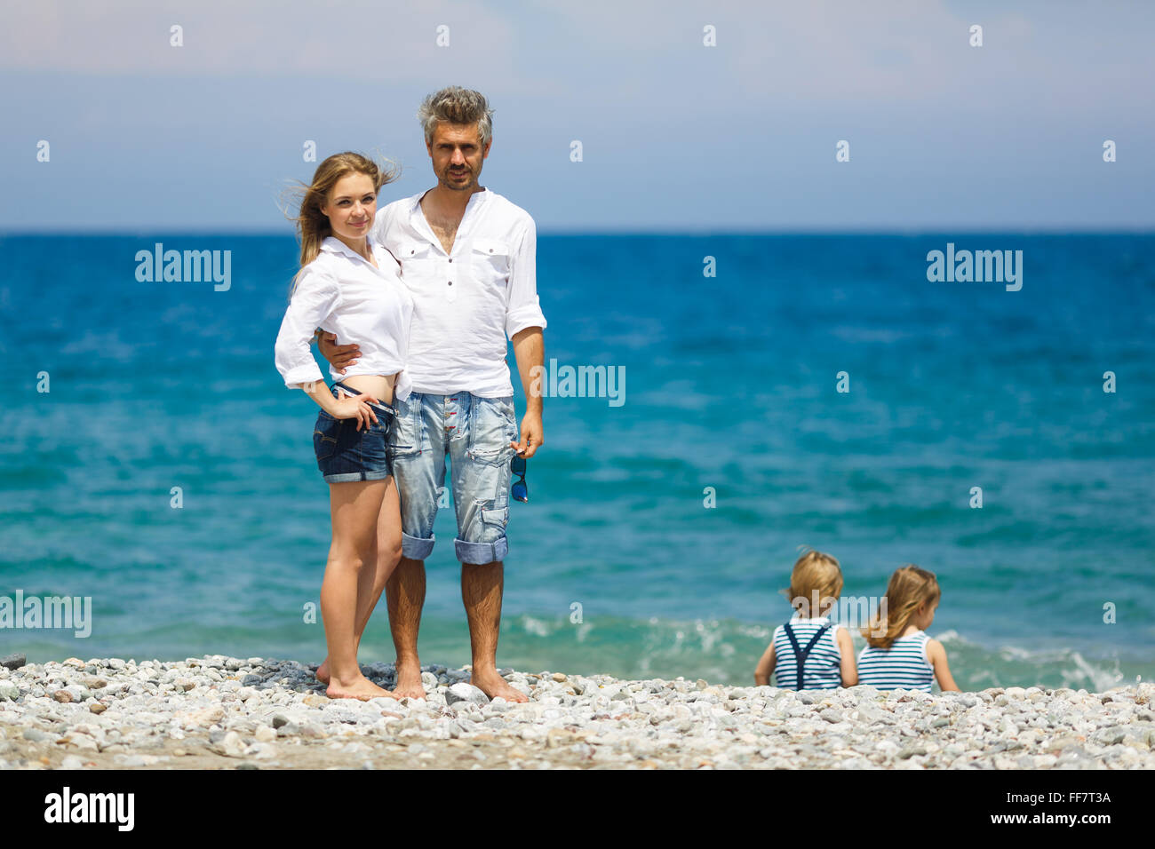 Young family at seaside hi-res stock photography and images - Alamy