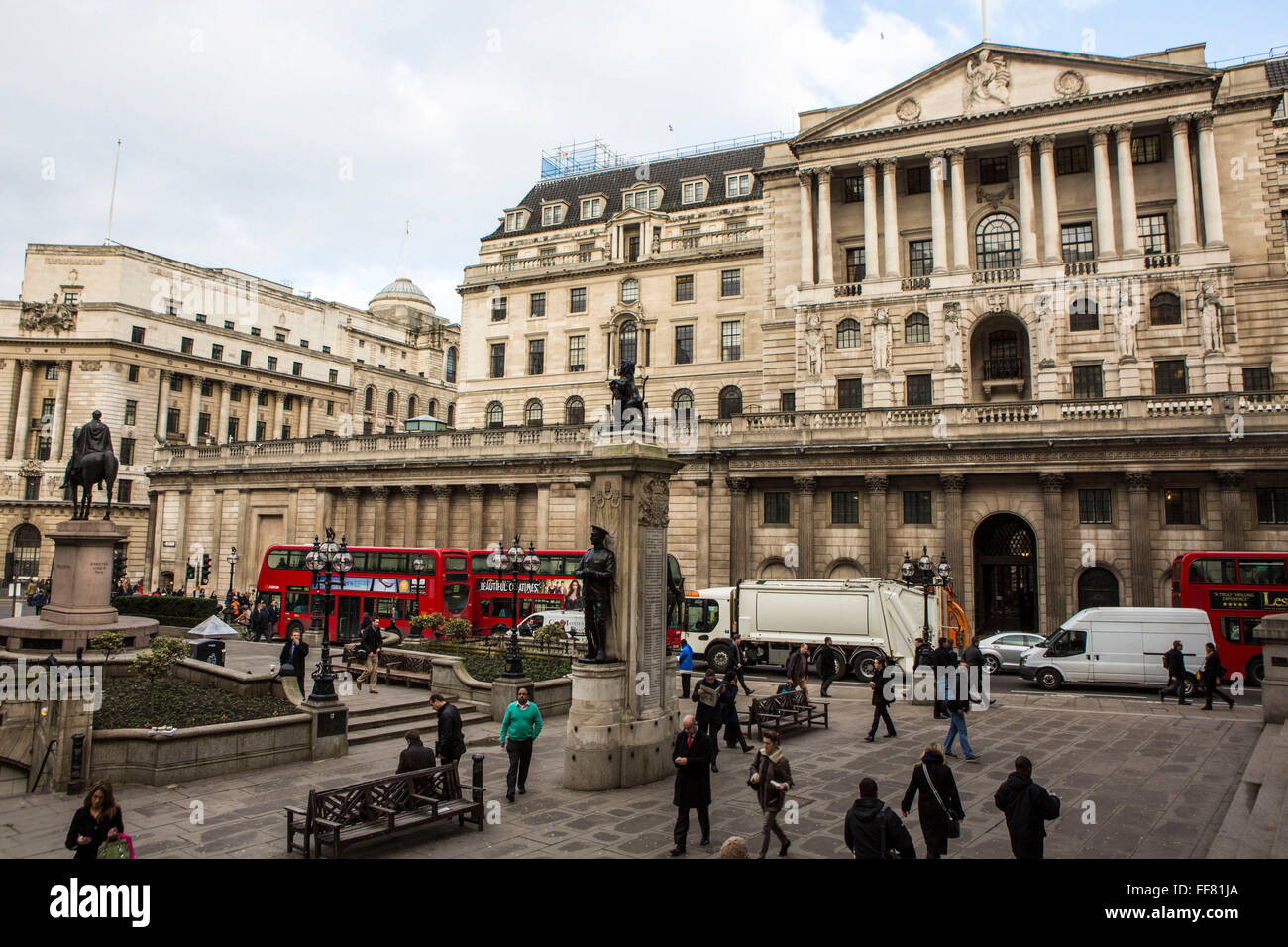A London street view of the Bank of England, Threadneedle Street, London, United Kingdom.  The Bank of England is the central bank of the United Kingdom.  It was established in 1694 and is the second oldest central bank in the world.  The Bank’s headquarters have been in London’s main financial district, the City of London since 1734 and it is sometimes know as The Old Lady of Threadneedle Street and is an iconic image of London and monetary policy. Stock Photo
