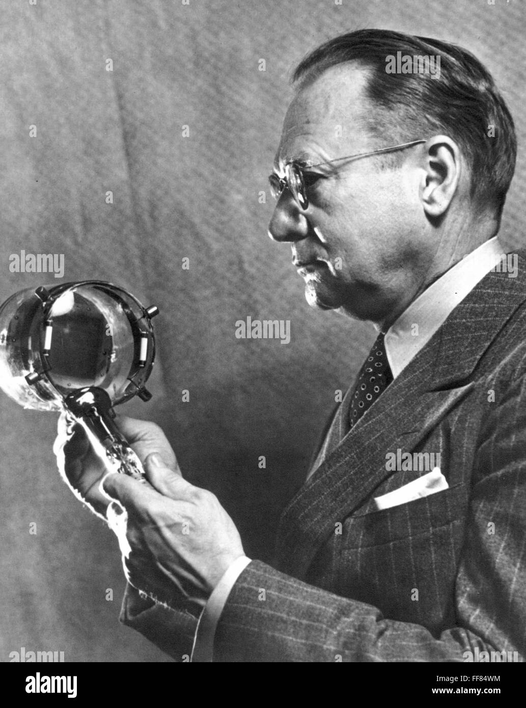 Оно было изобретено с. Кто и когда изобрел компьютер. Создатель микроскопа. Оно было изобретено с. Оно было изобретено с.