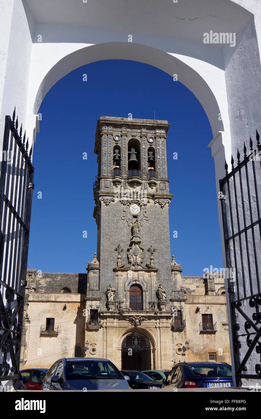 Church through white archway. Plaza del Cabildo, Church of Santa Maria de la Asuncion, Arcos de la Frontera Stock Photo