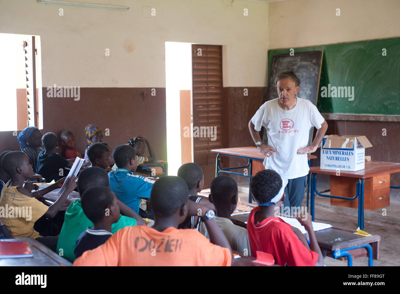 Senior volunteer africa hi-res stock photography and images - Alamy