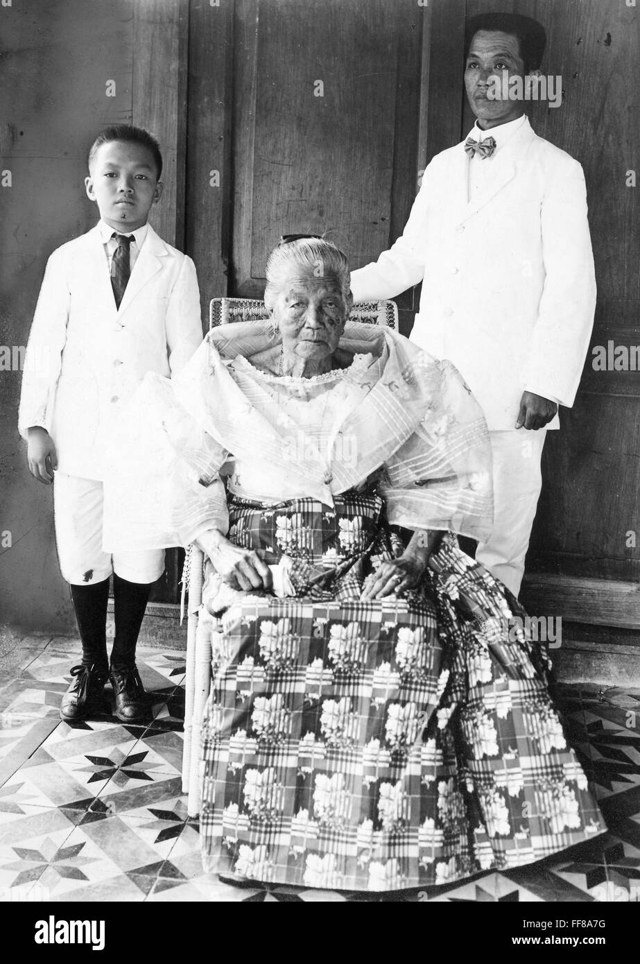 EMILIO AGUINALDO /n(1869-1964). Filipino leader. With his mother and son at his home at Cavite, Luzon, the Philippines. Stock Photo