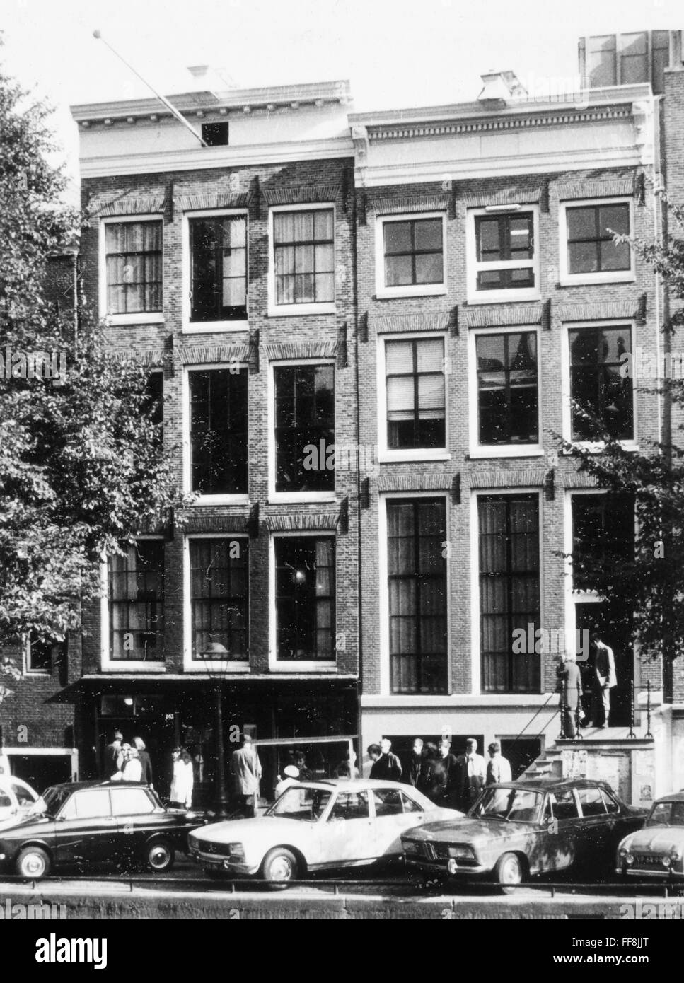 ANNE FRANK HOUSE. /nThe Anne Frank House (left) at 263 Prinsengracht