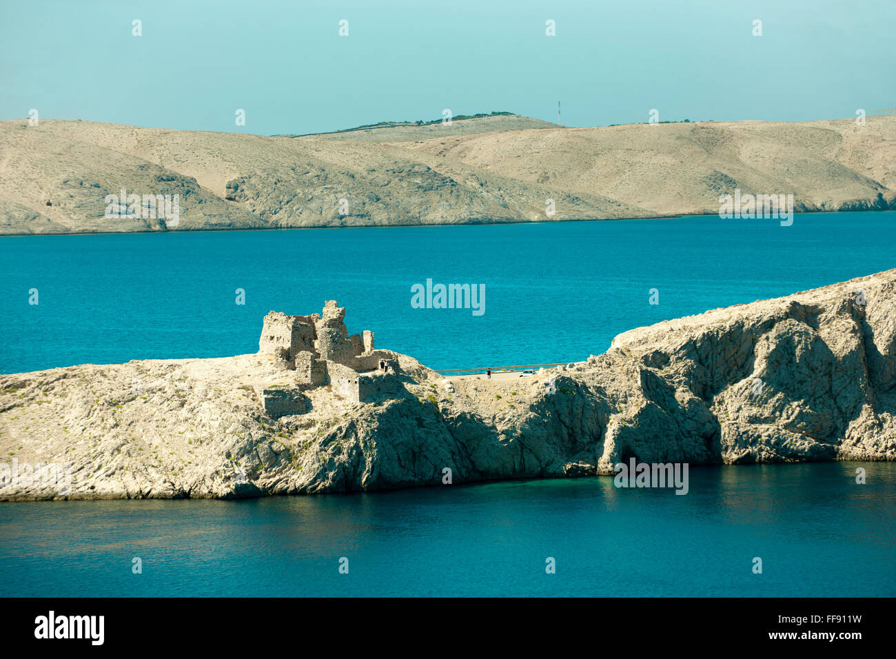 Kroatien, Dalmatien, Halbinsel Pag, Kapellenruine auf einem Felsen Stock Photo