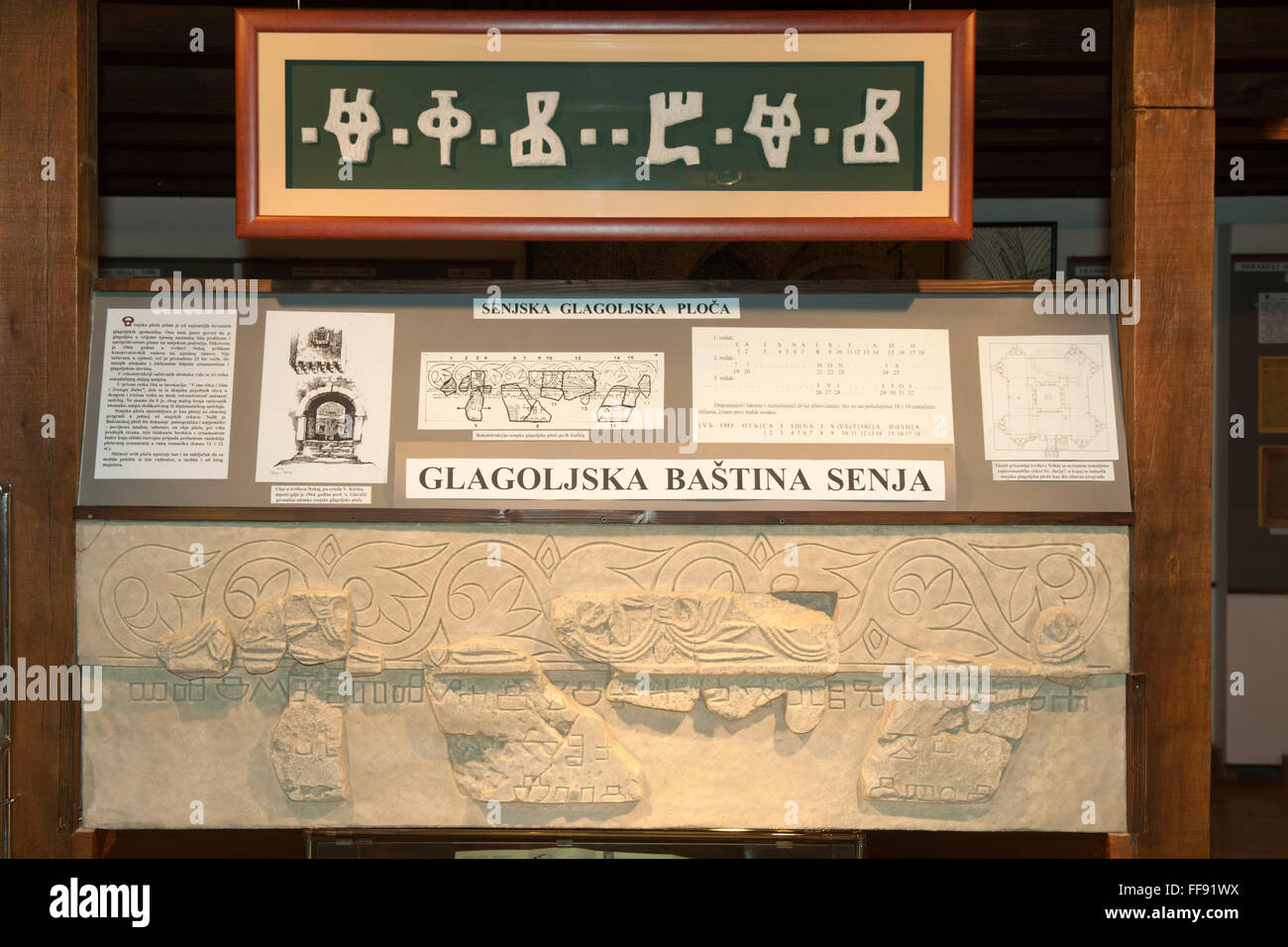 Kroatien, Kvarner Bucht, Senj, städtisches Museum im Palais der Familie Vukasovic. Steinplatte mit gagolitischer Schrift. Stock Photo
