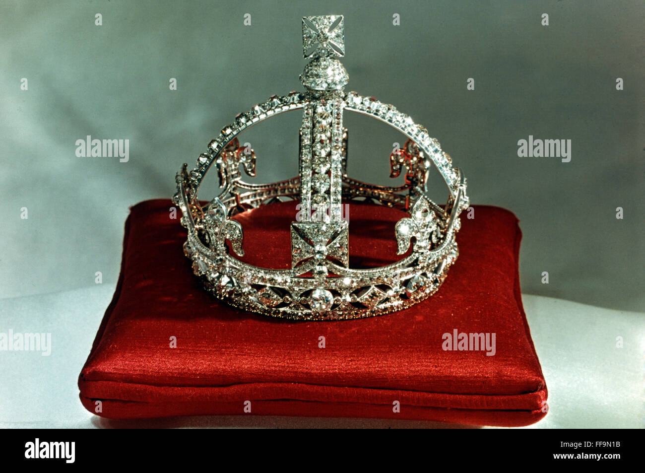 BRITISH CROWN JEWELS. /nQueen Victoria's small crown Stock Photo Alamy