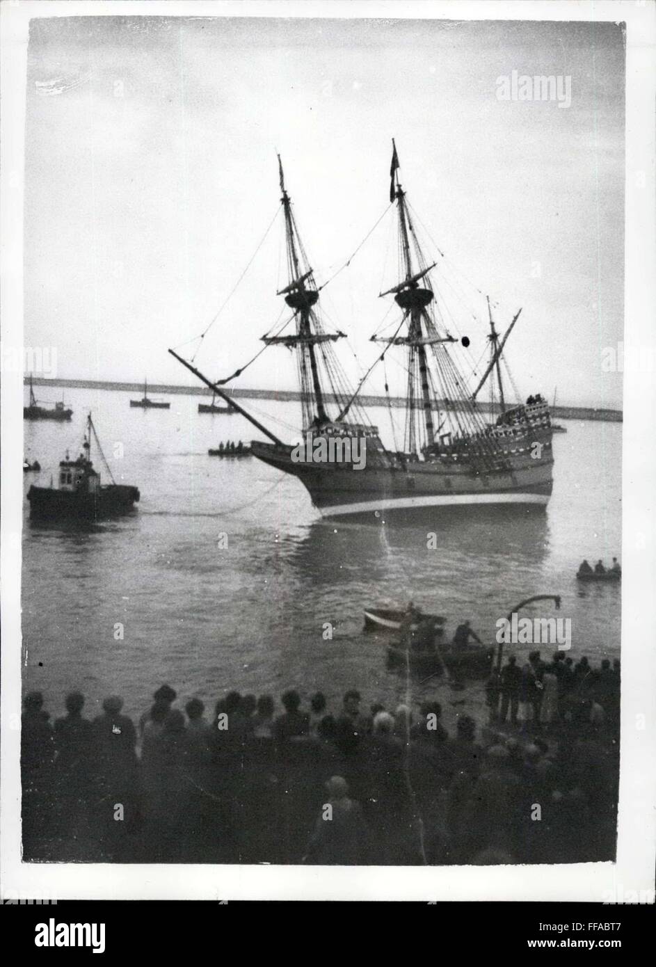 1957 - The ''Mayflower II'' - Nearly Goes ''West'' Too Soon: The ''Mayflower II'' - the replica of the Pilgrim Fathers' ship - had a list when she was towed from dry dock at Brixham, Devon, last night. Her ballas was adjusted before she was moored in the outer harbour. Photo shows The ''Mayflower II'' - with her list - before being righted last evening. © Keystone Pictures USA/ZUMAPRESS.com/Alamy Live News Stock Photo