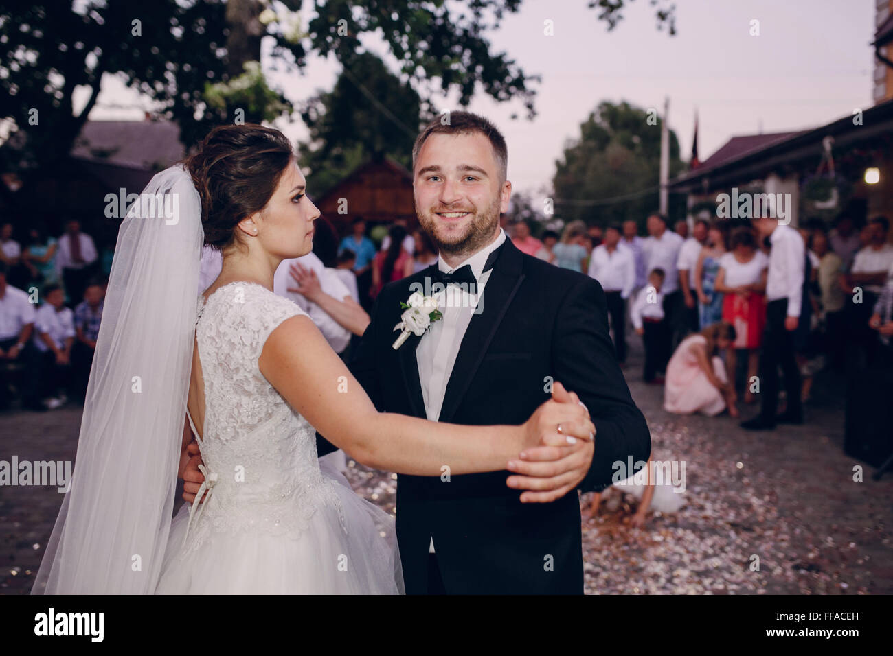 Black wedding couple dance hi-res stock photography and images - Alamy