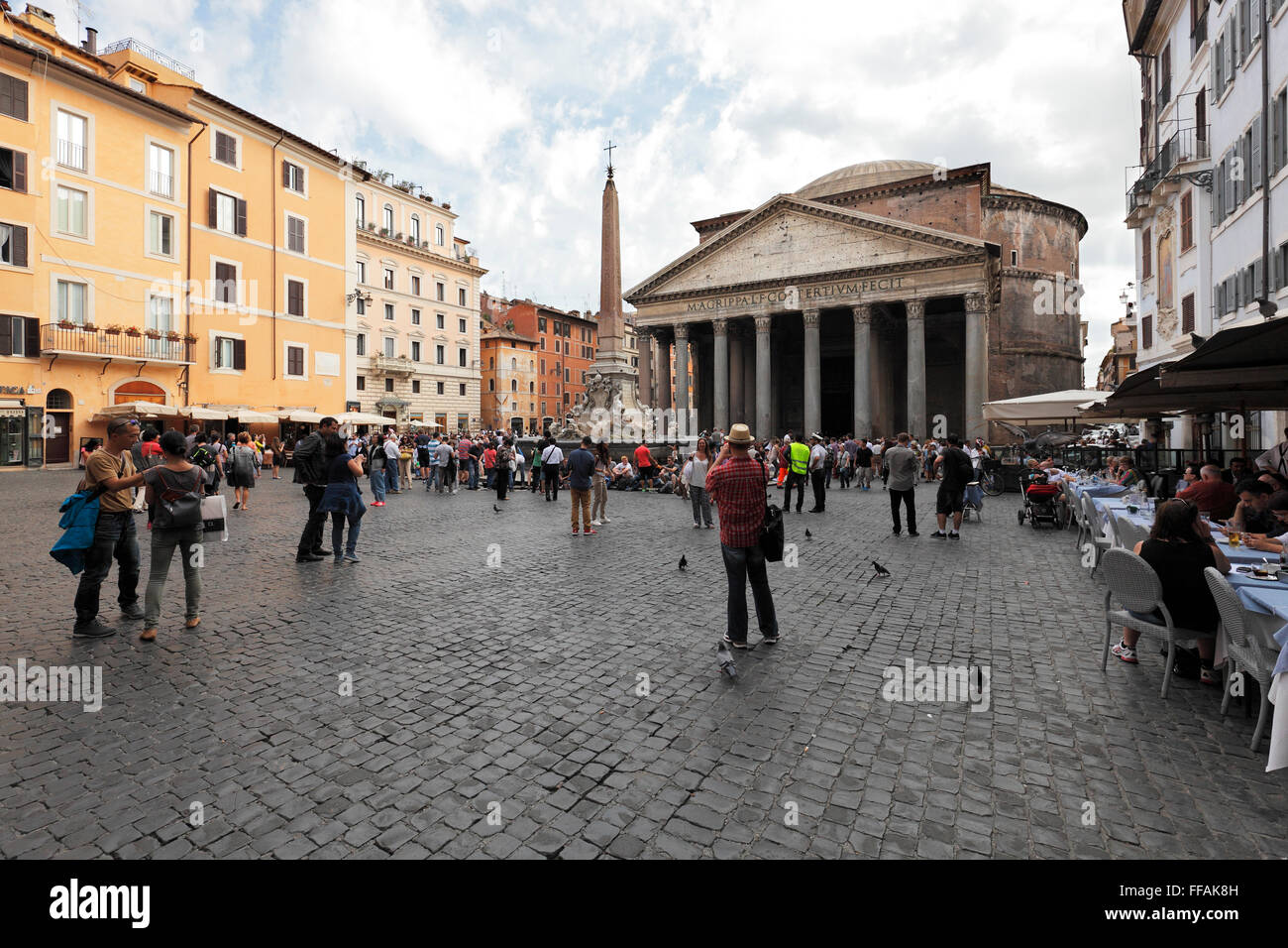 The Pantheon and the Fontana del Pantheon on Piazza della Rotonda, Rome, Italy Stock Photo