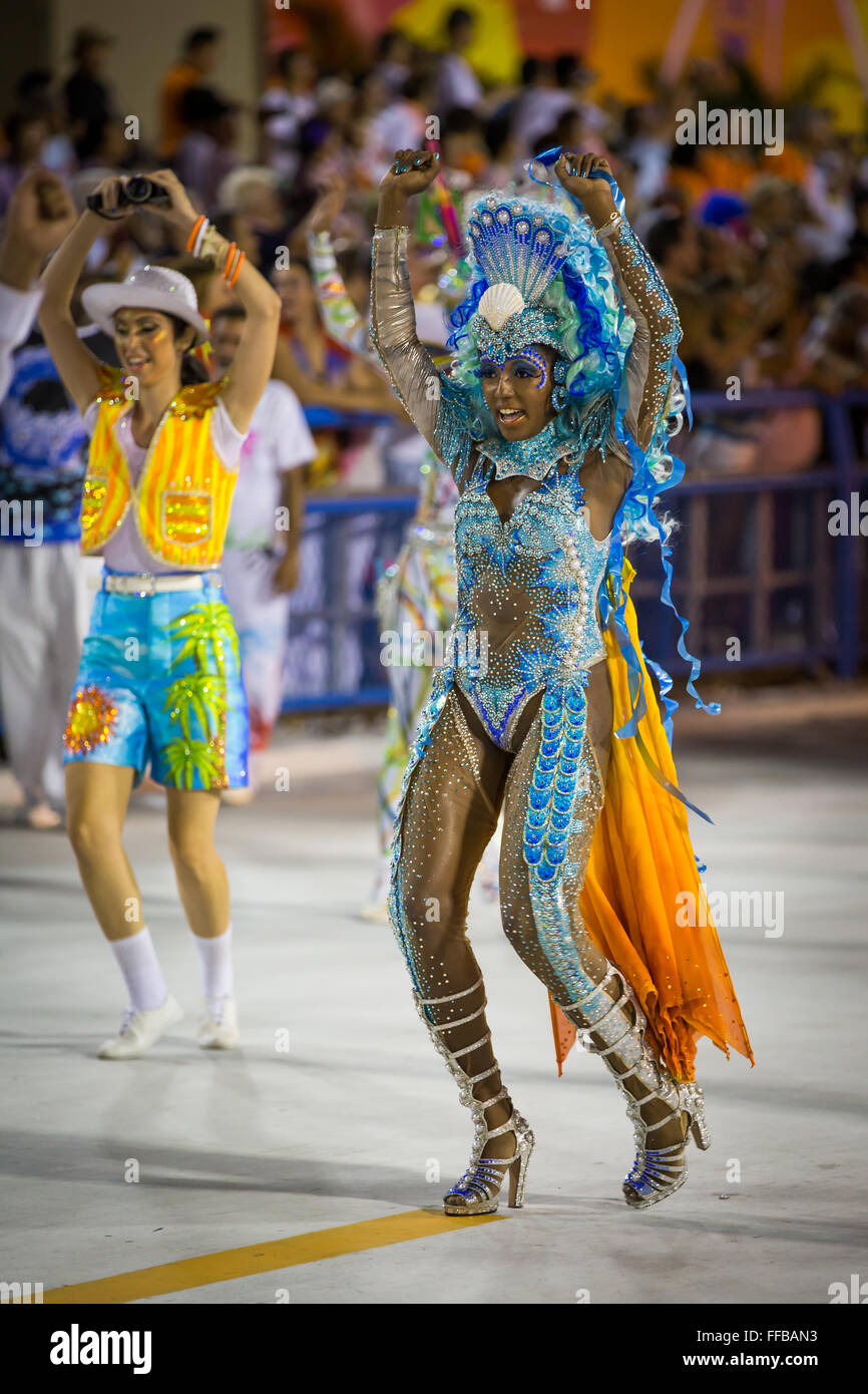 Samba Dancers Parade In The Sambadrome During The Rio Carnival Stock Photo Alamy Samba Dancers Parade In The Sambadrome During The Rio Carnival Stock Photo Alamy