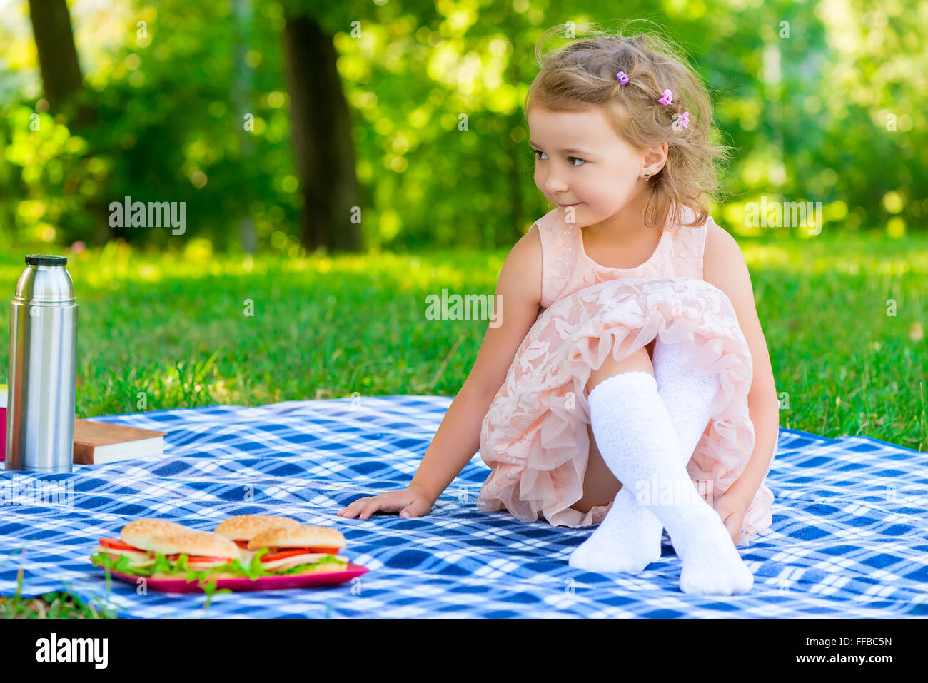 Девочка просыпается утром. Девочка+12+лет+красивая+улыбается+сидя. Утро девочки 6 лет. Пожелания с добрым утром с детьми. Утро девочки 6 лет.