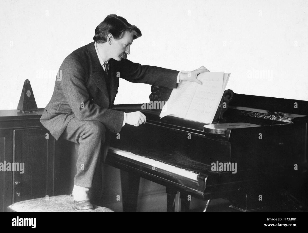 LEONARD BORWICK (18681925). /nEnglish pianist. Undated photograph