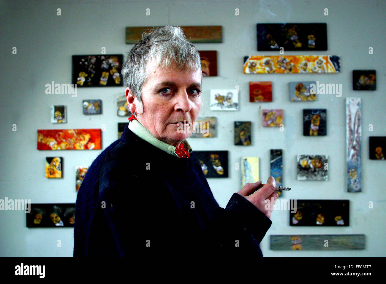 Artist Maggie Hambling at her London Studio. Posing with her 'Special Brew' series. Stock Photo