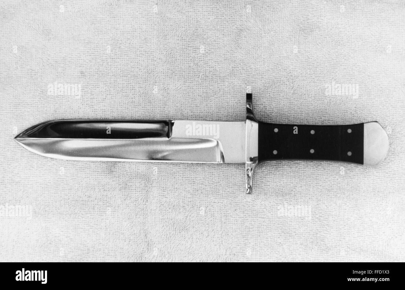 BOWIE KNIFE. /nAmerican 'spear point' Bowie knife with long convex