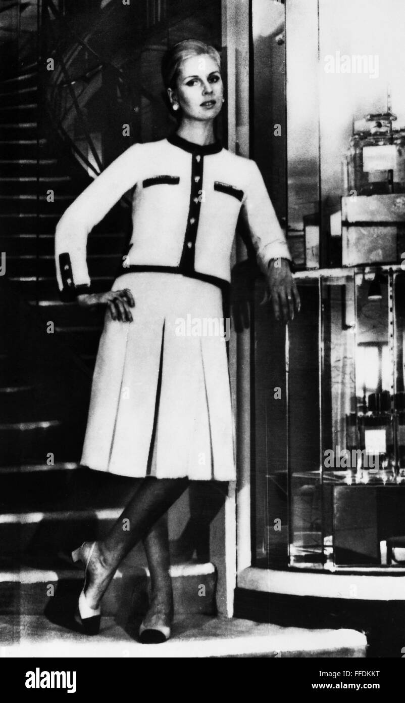 CHANEL SUIT. /nWoman modelling a suit designed by Coco Chanel, 1960s Stock  Photo - Alamy