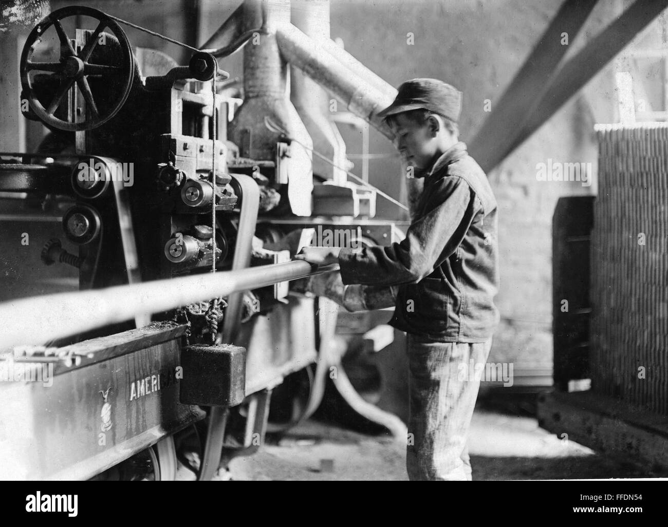 Детский труд на фабриках. Рабочий на ткацкой фабрике 11. Рабочий на ткацкой фабрике 11. Льюис хайн девочка на ткацкой фабрике. Льюис хайн американский фотограф детский труд.