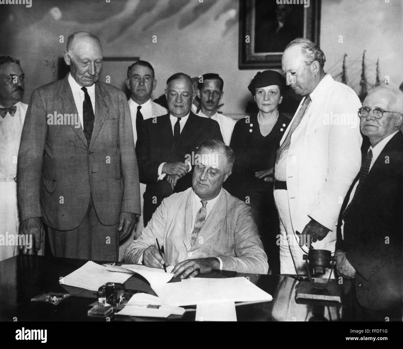 SOCIAL SECURITY ACT, 1935. /nPresident Franklin D. Roosevelt signing