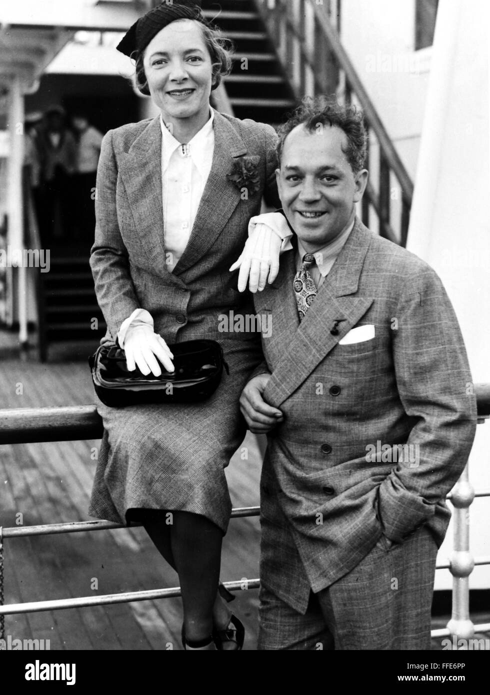 CHARLES MACARTHUR /n(1895-1956). American journalist and playwright.  Photographed with his wife, actress Helen Hayes, aboard the ocean liner  Queen Mary, August 1936 Stock Photo - Alamy