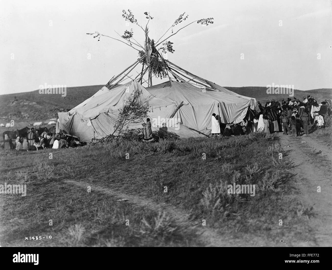 Native american indian sun dance hi-res stock photography and images ...
