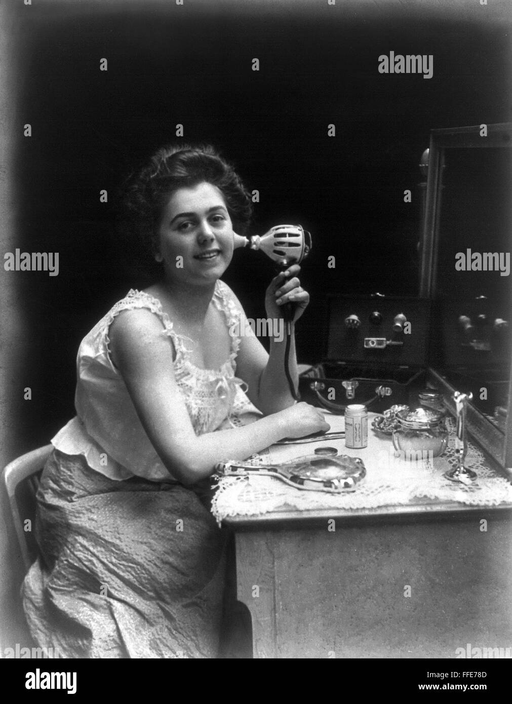 Старуха изергиль. Пожилая женщина болеет. Морщинистый человек. Старушка мать. Бабушка у окна.