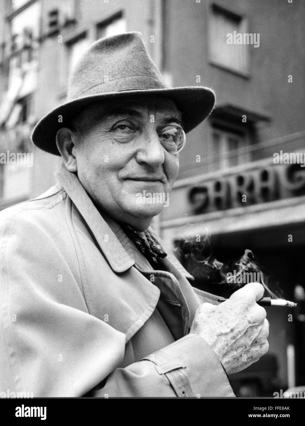 FILE - An undated file picture made available on 12 February 2016 shows Austrian American director, writer and film producer Fritz Lang. A digitally remastered version of Fritz Lang's classic movie 'Destiny' from 1921 will premiere during the 2016 Berlin International Film Festival, also known as Berlinale. Photo: HEINZ-JUERGEN GOETTERT/dpa (ATTENTION EDITORS: ONLY AVAILABLE IN B/W) Stock Photo