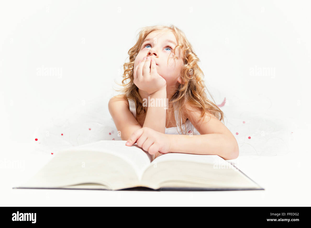 Книга не думать о том. Задумчивый ребенок с книгой. Девушка с книгой думает. Мечтательный ребенок. Девочка задумалась.
