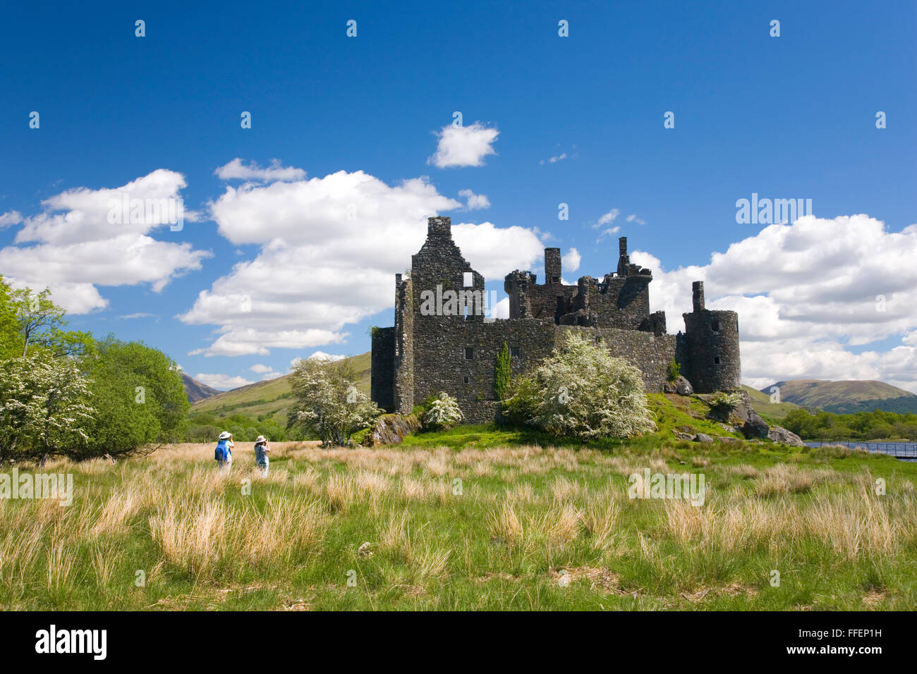 Dalmally, Argyll and Bute, Scotland. View to the ruins of Kilchurn Castle, visitors taking photographs. Stock Photo