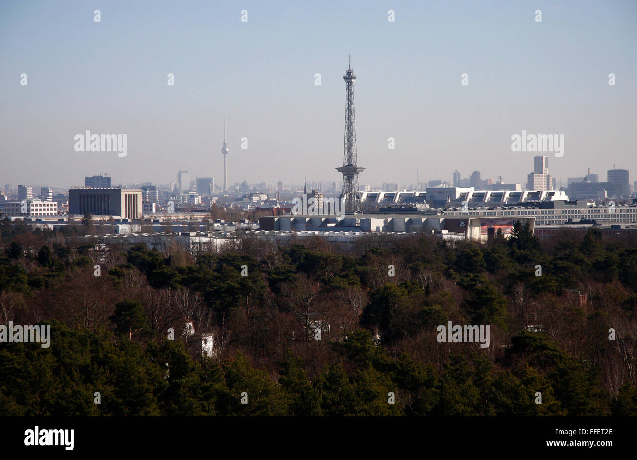 die Skyline Berline mit Funkturm und Fernsehturm vom Teufelsberg aus gesehen. Stock Photo