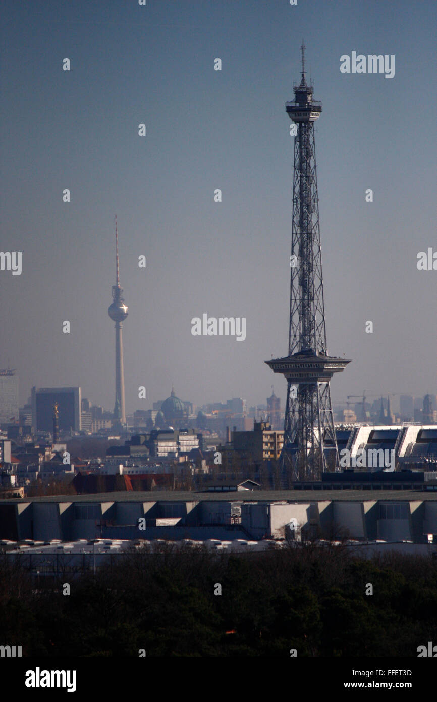 die Skyline Berline mit Funkturm und Fernsehturm vom Teufelsberg aus gesehen. Stock Photo