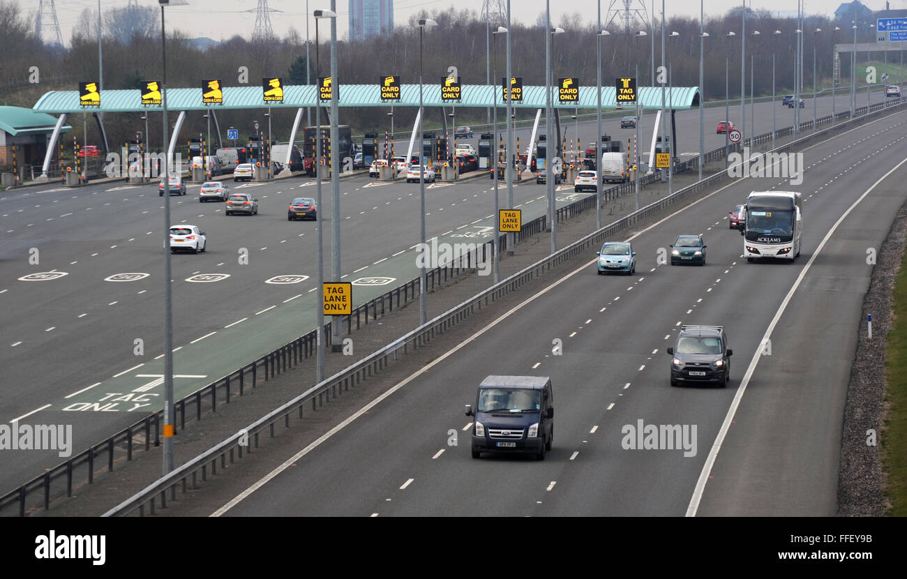 THE M6 TOLL ROAD WITH PAYMENT PLAZA/BOOTHS  AT GREAT WYRLEY NEAR CANNOCK STAFFORDSHIRE RE TOLLS ROADS PAYING  CARS CONGESTION Stock Photo