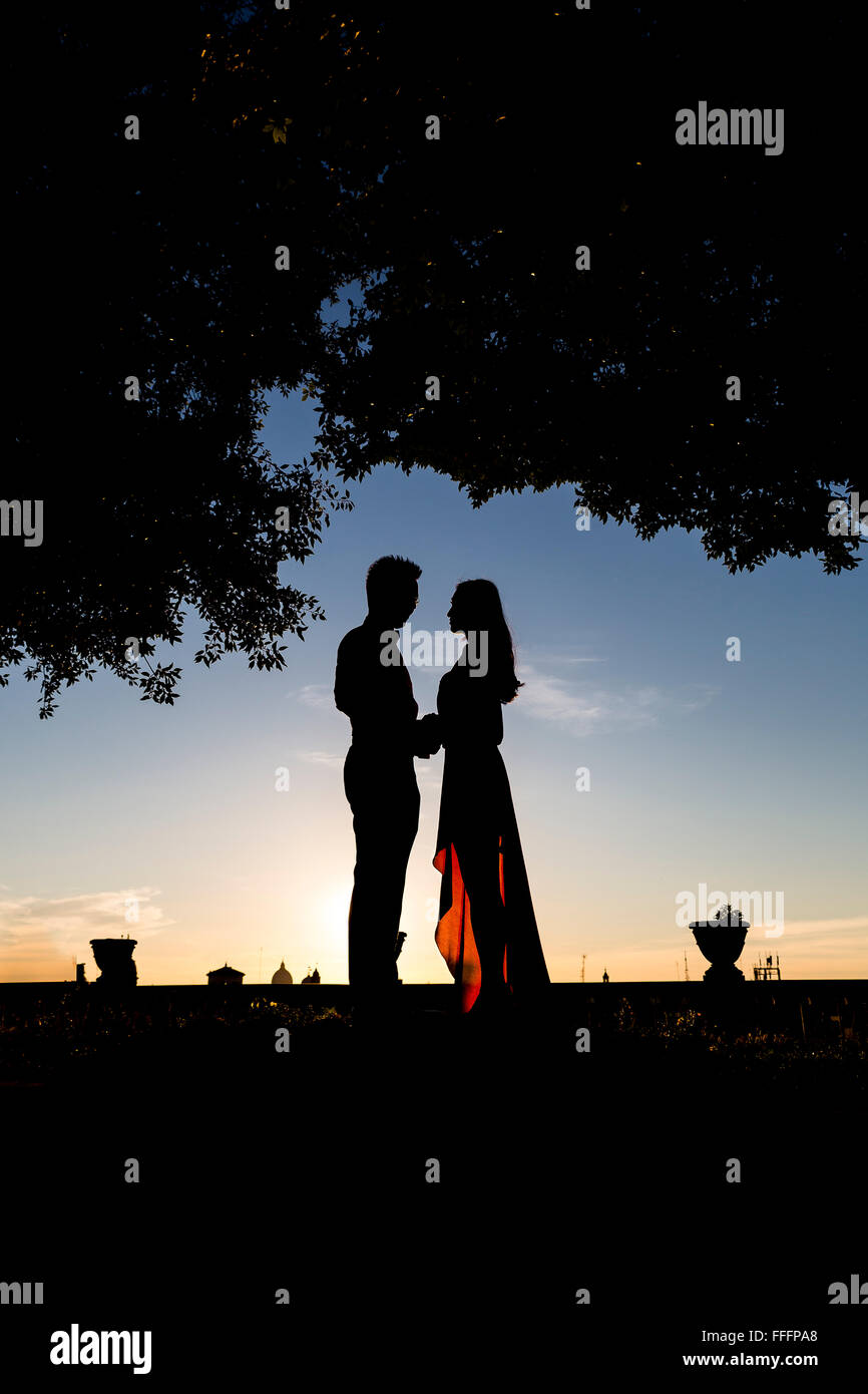 Romantic couple silhouette hi-res stock photography and images - Alamy
