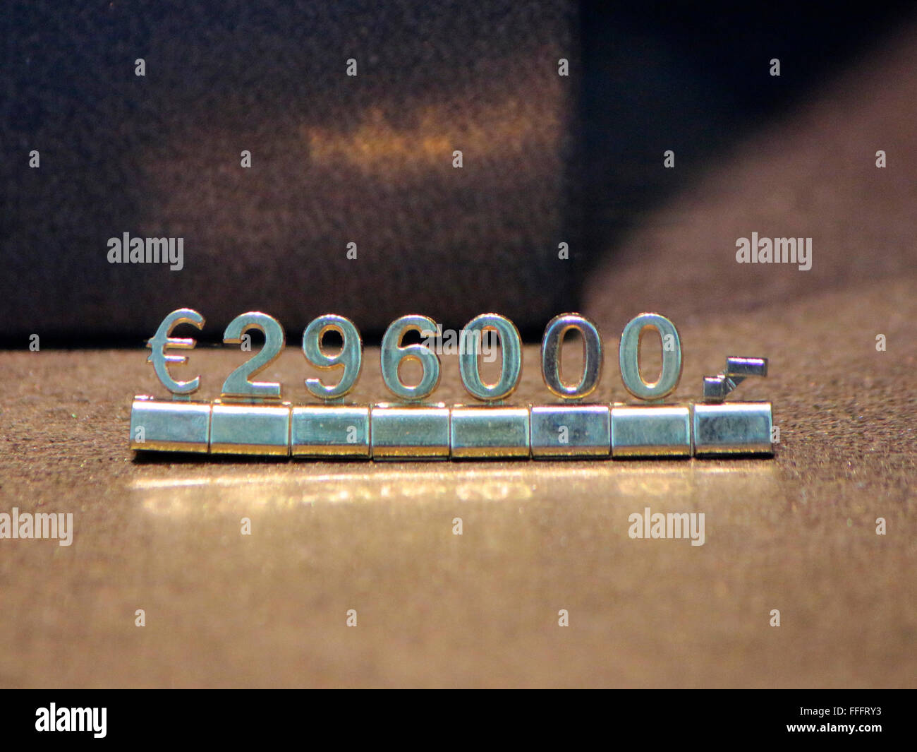 Markennamen: teuer: '296.000 Euro' Preisschild bei  'Cartier', Berlin. Stock Photo