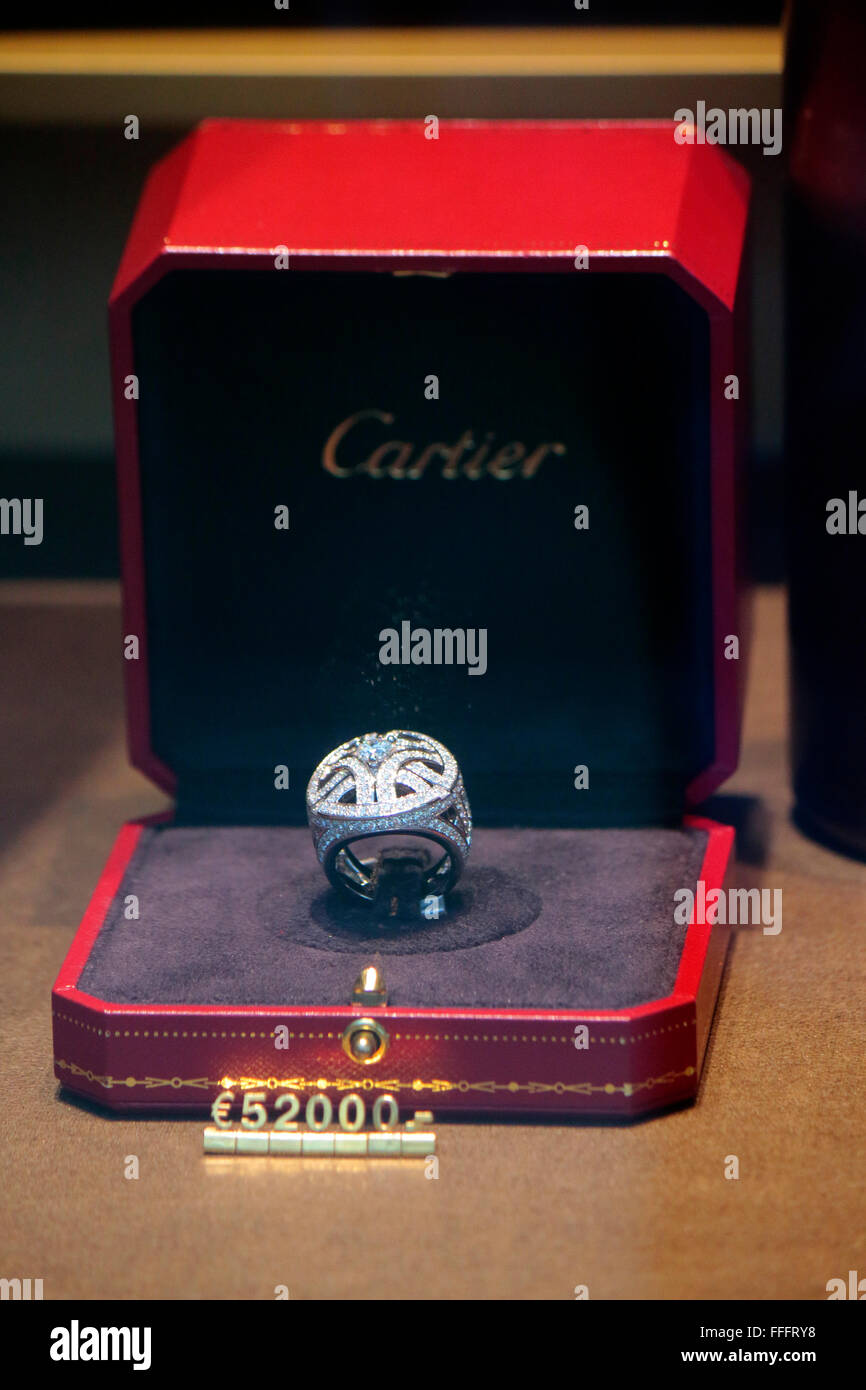 Markennamen: teuer: Ring fuer '52.000 Euro' bei  'Cartier', Berlin. Stock Photo