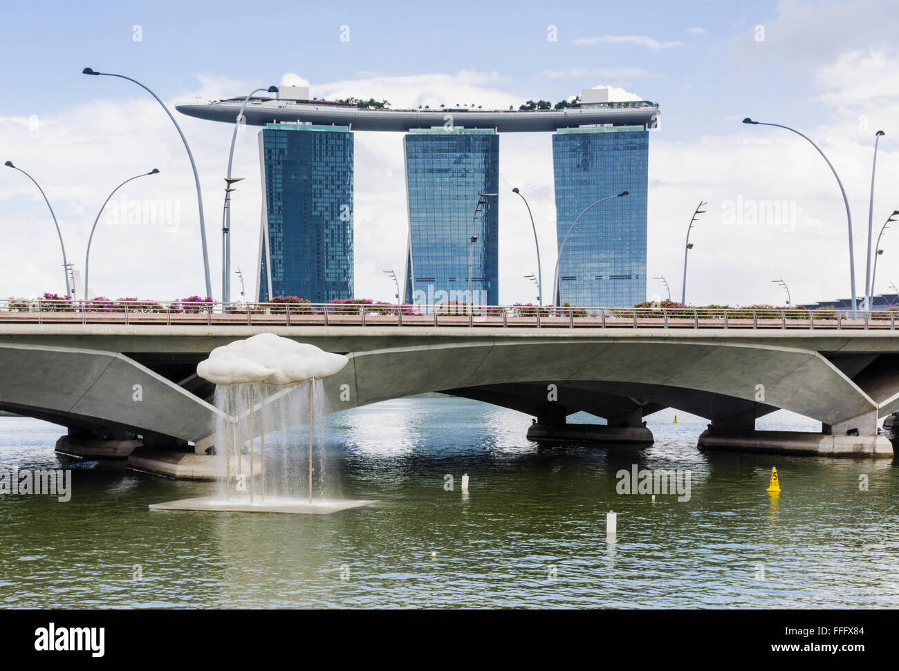 Cloud Nine Raining artwork in the Singapore River overlooked by the iconic Marina Bay Sands at Marina Bay, Singapore Stock Photo