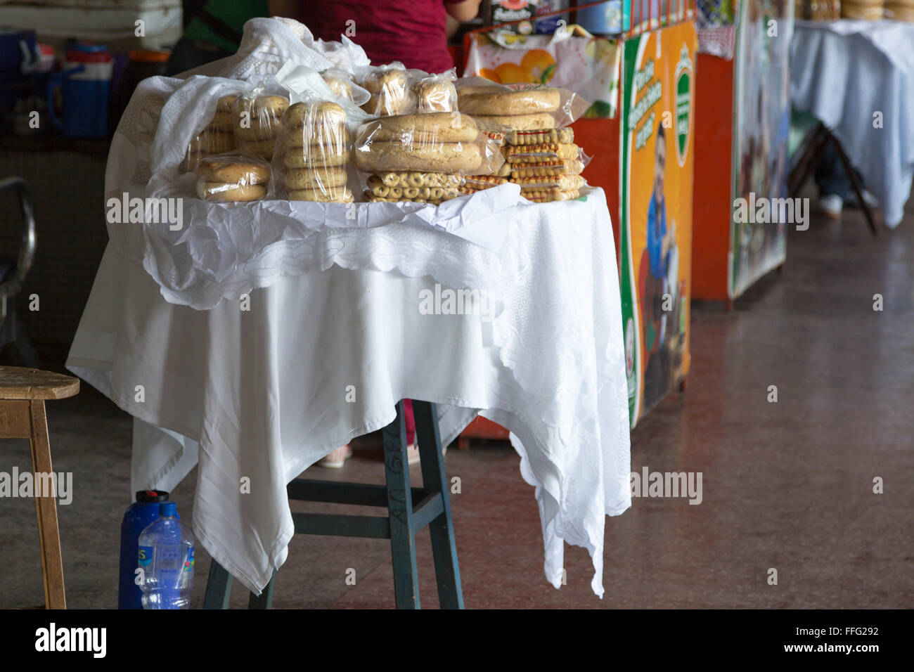 Asuncion, Paraguay. 13th February, 2016. Typical Paraguayan chipa are selling at the Terminal de Ómnibus de Asunción (Asuncion Bus Terminal), is seen during this sunny morning in Asuncion, Paraguay. Chipa is a type of baked, cheese-flavored rolls, a traditional snack and breakfast food in Paraguay. © Andre M. Chang/ARDUOPRESS/Alamy Live News Stock Photo