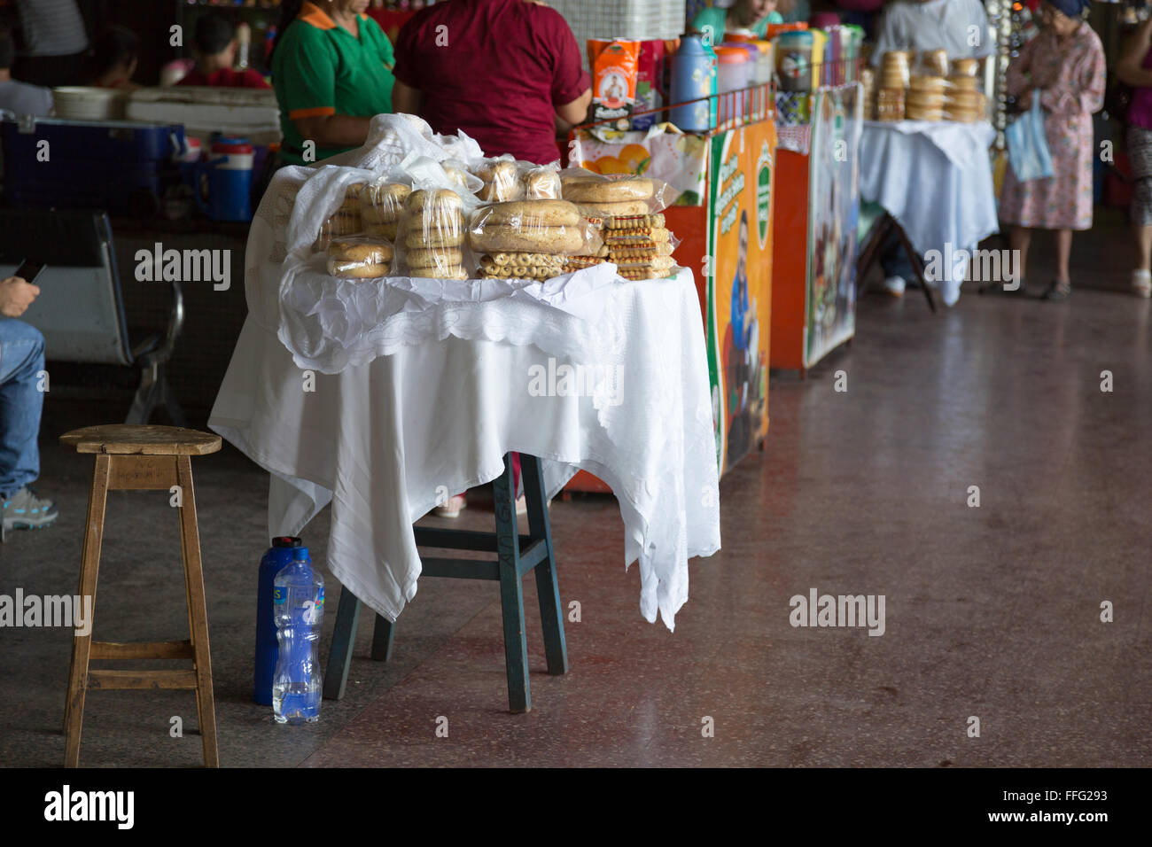 Asuncion, Paraguay. 13th February, 2016. Typical Paraguayan chipa are selling at the Terminal de Ómnibus de Asunción (Asuncion Bus Terminal), is seen during this sunny morning in Asuncion, Paraguay. Chipa is a type of baked, cheese-flavored rolls, a traditional snack and breakfast food in Paraguay. © Andre M. Chang/ARDUOPRESS/Alamy Live News Stock Photo