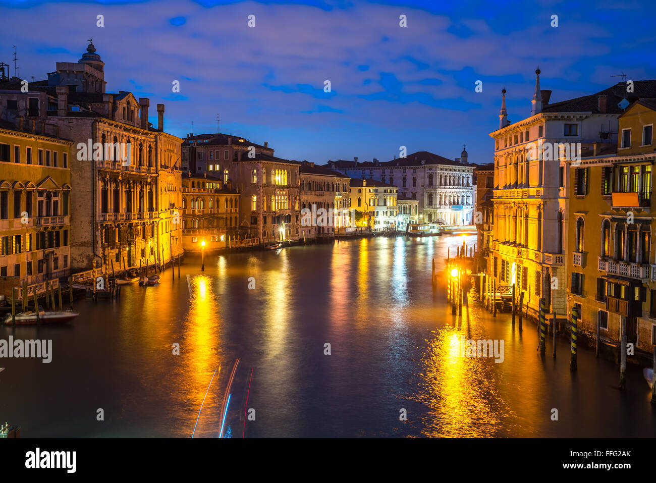 City view with canal hi-res stock photography and images - Alamy