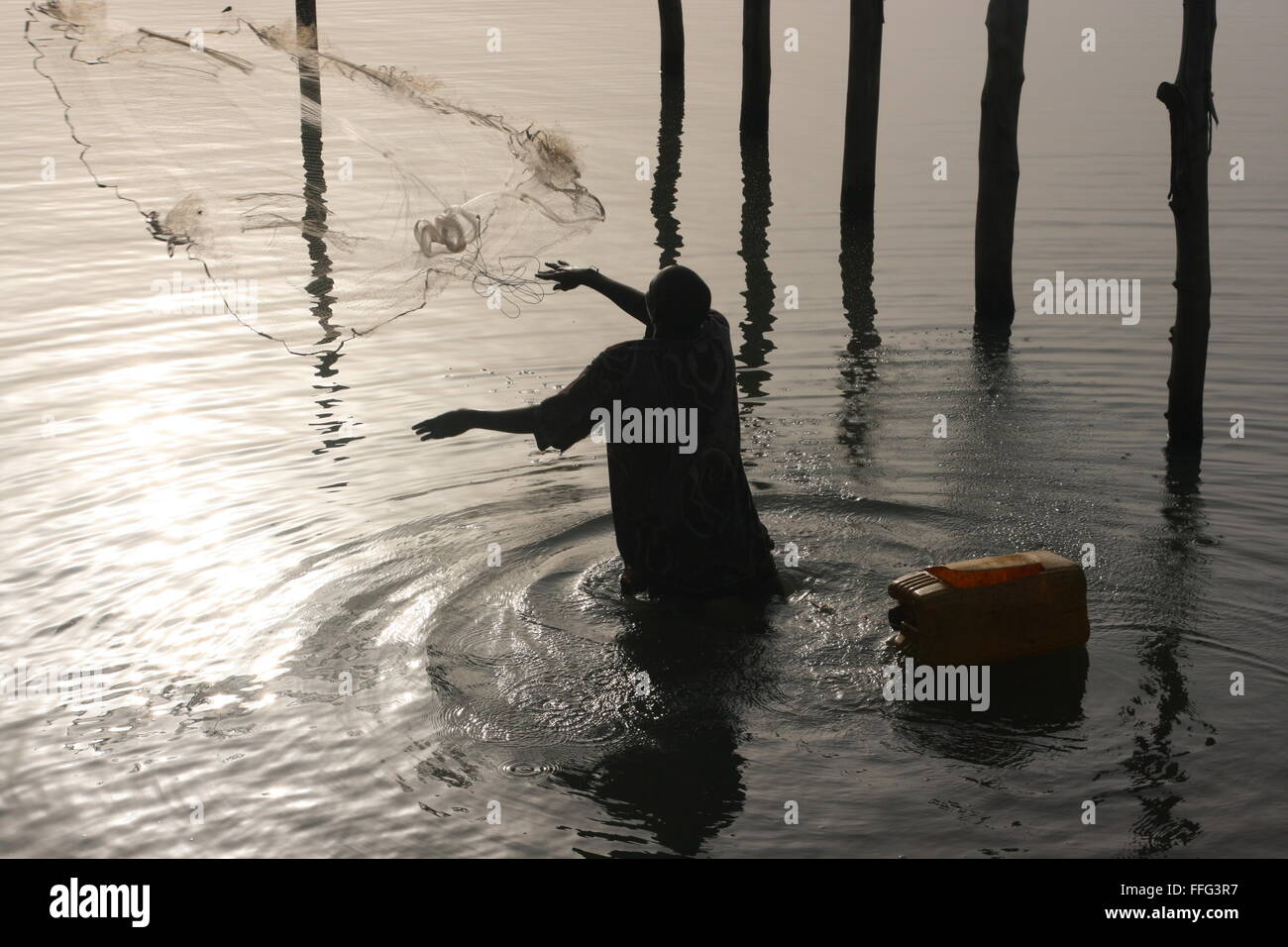 Fisherman throwing net hi res stock photography and images Alamy