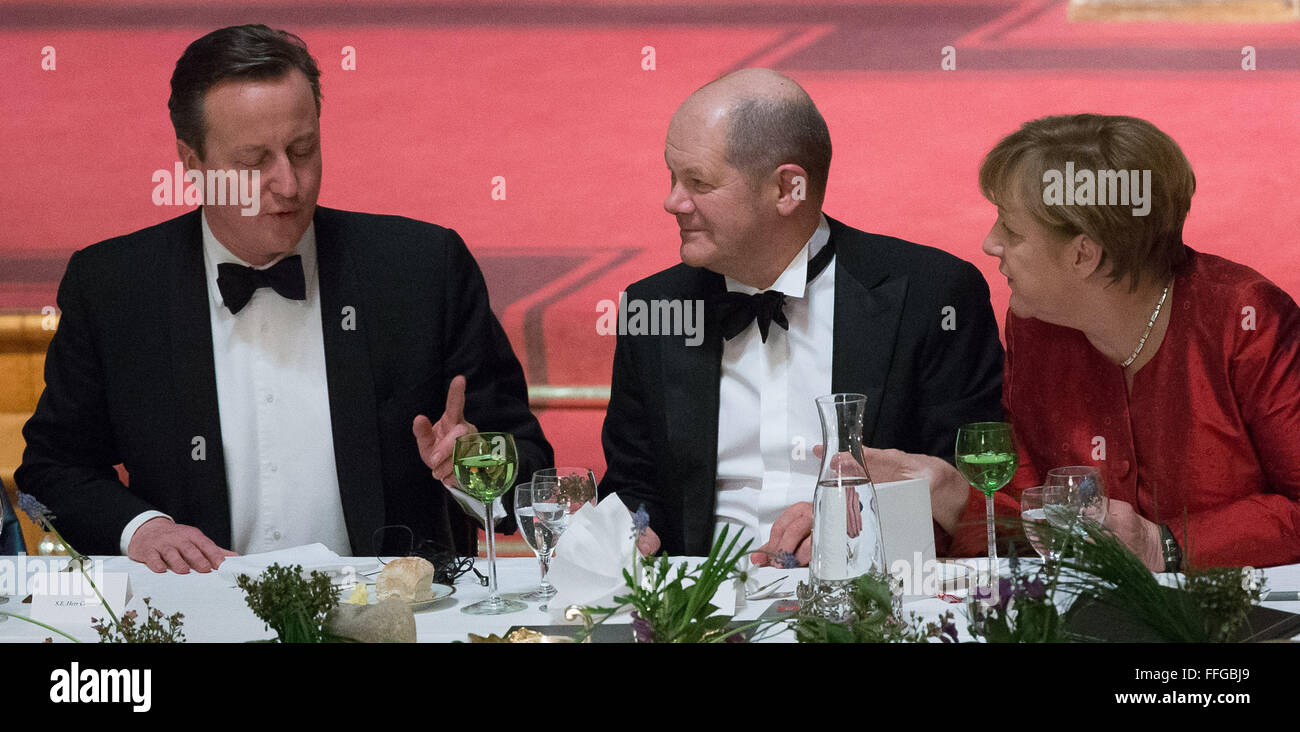 Hamburg, Germany. 12th Feb, 2016. German Chancellor Angela Merkel (R-L), Hamburg's First Mayor Olaf Scholz and Britain's Prime Minister David Cameron attend the annual Matthiae dinner at the city hall of Hamburg, Germany, 12 February 2016. Britain's Prime Minister David Cameron and German Chancellor Angela Merkel are guests of honour at the oldest feast in the world. Since 1356, the leaders of the Hansa city invite distinguished guests to the Matthiae dinner. Photo: LUKAS SCHULZE/dpa/Alamy Live News Stock Photo