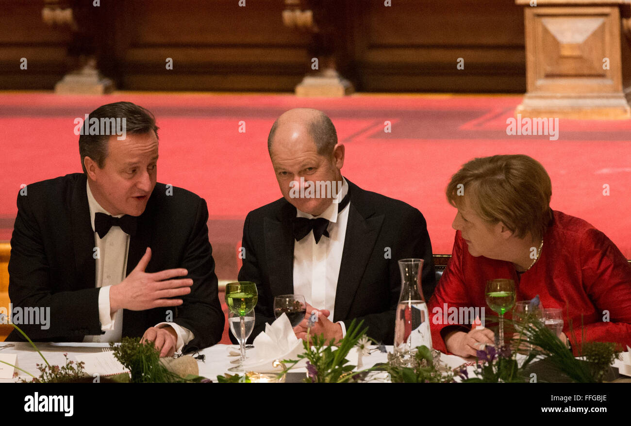 Hamburg, Germany. 12th Feb, 2016. German Chancellor Angela Merkel (R-L), Hamburg's First Mayor Olaf Scholz and Britain's Prime Minister David Cameron talk after Cameron's speech at the annual Matthiae dinner at the city hall of Hamburg, Germany, 12 February 2016. Britain's Prime Minister David Cameron and German Chancellor Angela Merkel are guests of honour at the oldest feast in the world. Since 1356, the leaders of the Hansa city invite distinguished guests to the Matthiae dinner. Photo: CHRISTIAN CHARISIUS/dpa/Alamy Live News Stock Photo