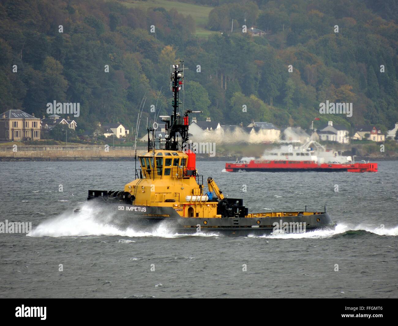 SD Impetus heads past Gourock to escort the US Navy's cable-laying vessel USNS Zeus (T-ARC-7) into Faslane. Stock Photo