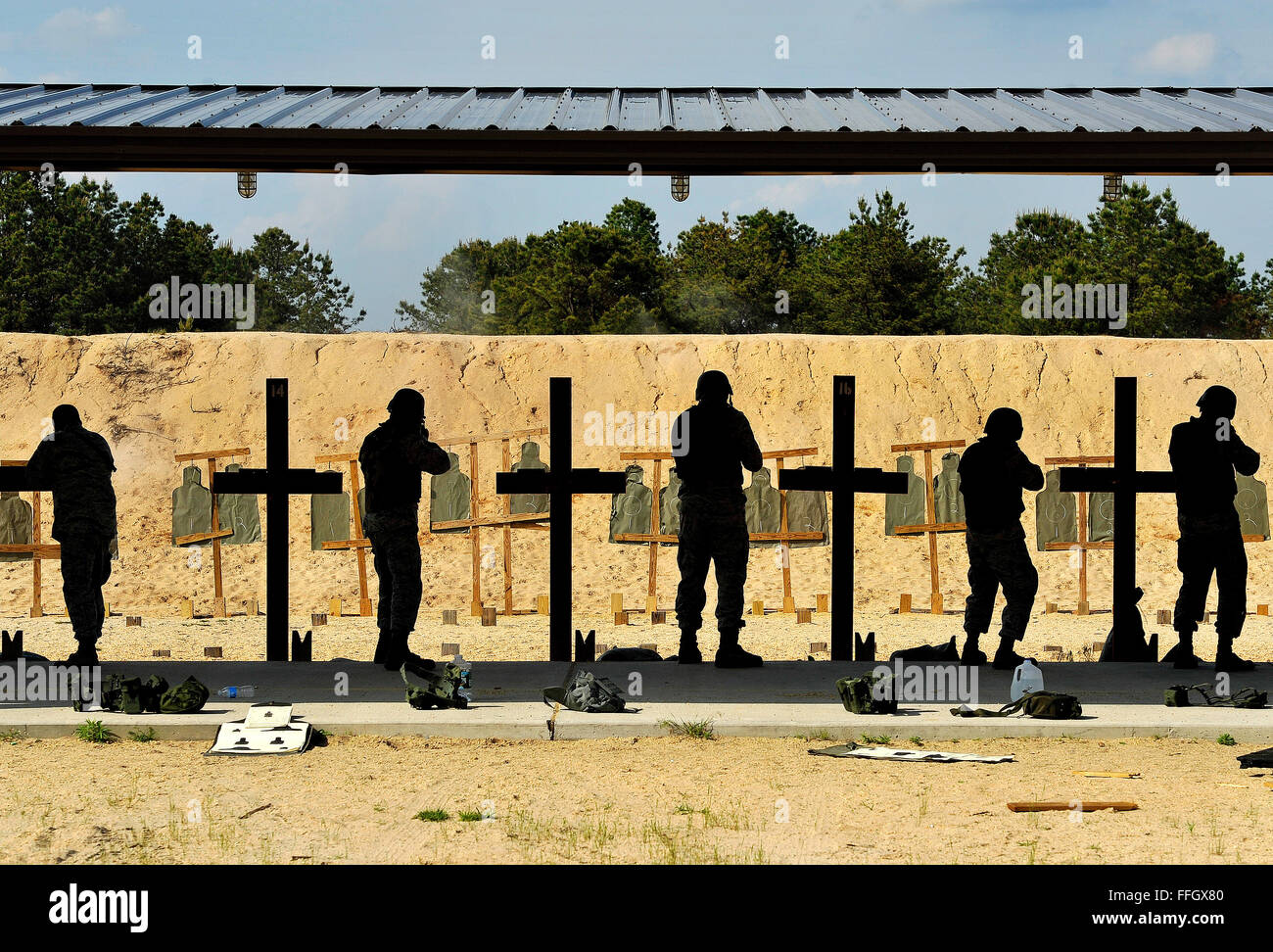 Rifle qualification hires stock photography and images Alamy