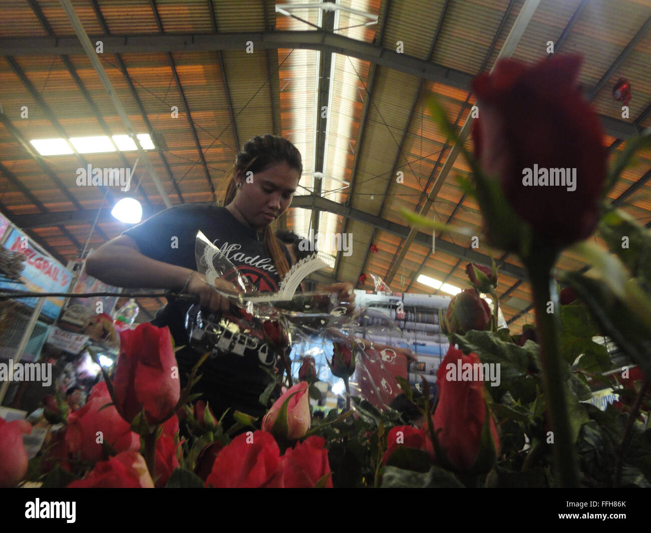 Manila, Philippines. 14th Feb, 2016. A Filipino florist arranges