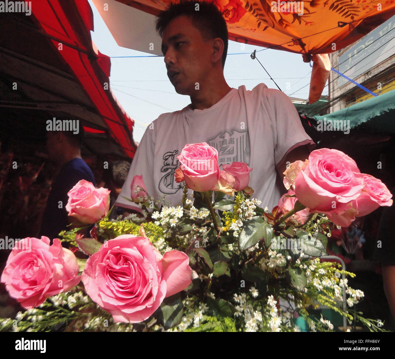 Manila, Philippines. 14th Feb, 2016. A Filipino florist arranges