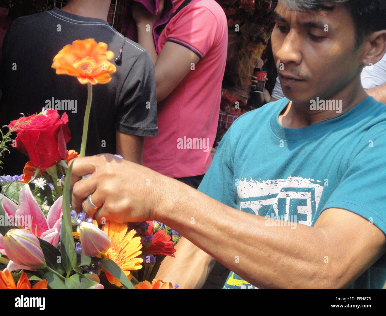 Manila, Philippines. 14th Feb, 2016. A Filipino florist arranges