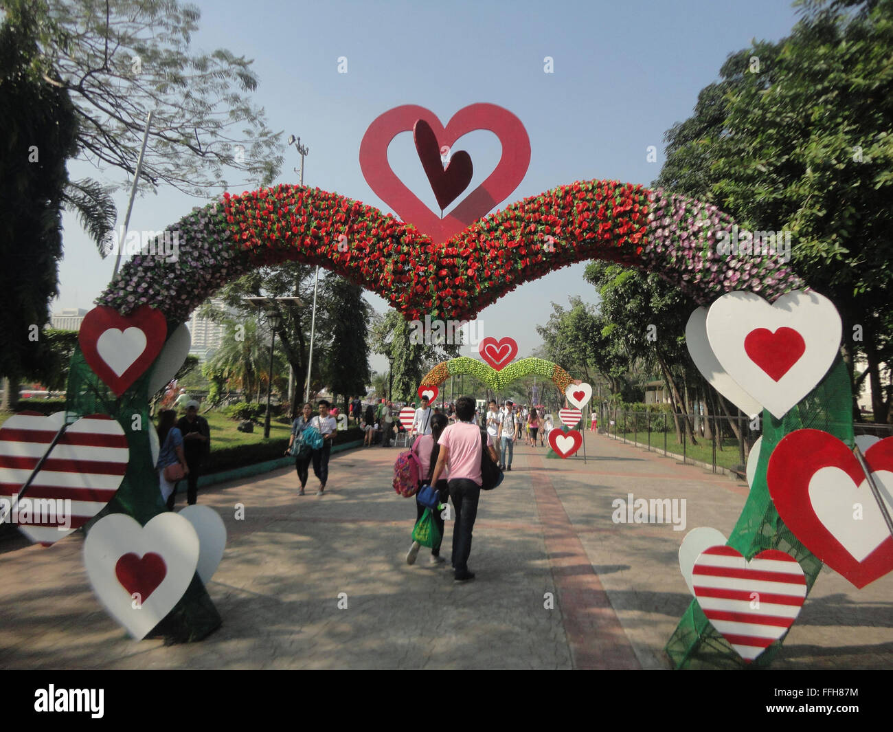 Manila, Philippines. 14th Feb, 2016. Filipinos walk along heartshaped