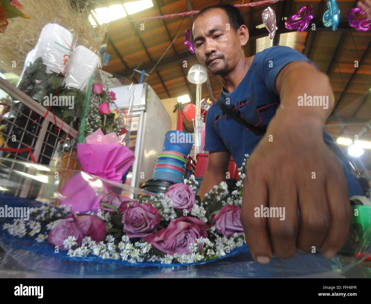 Manila, Philippines. 14th Feb, 2016. A Filipino florist arranges