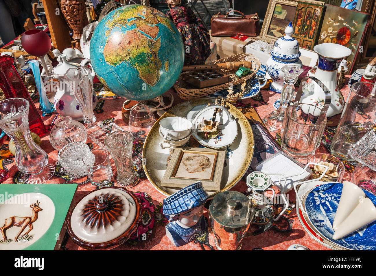 Grafiek roman As Bric a brac and antiques for sale at Aachen flea market, Germany Stock  Photo - Alamy